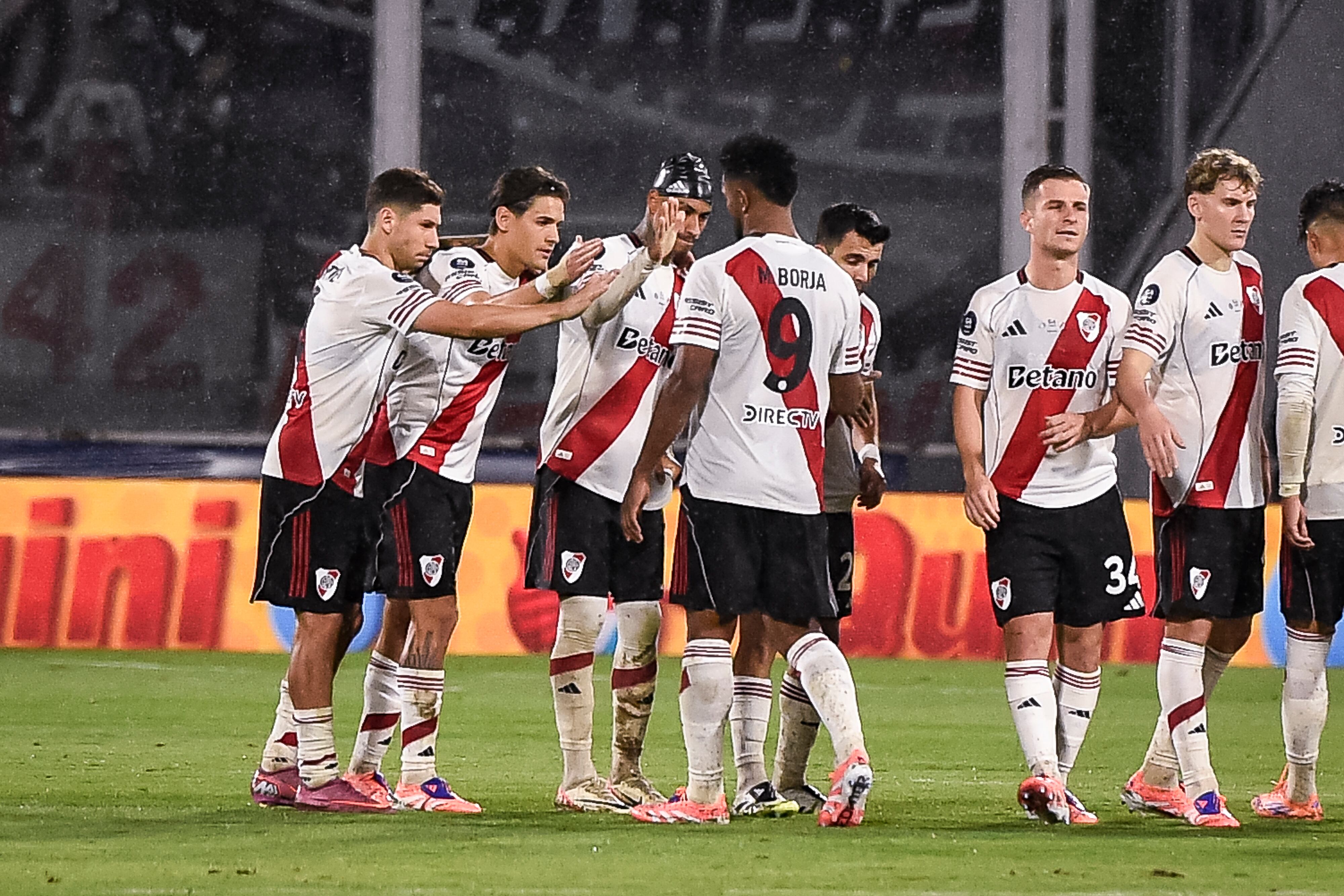 Jugadores de River Plate durante las semifinales de la Copa Argentina contra Independiente Rivadavia.