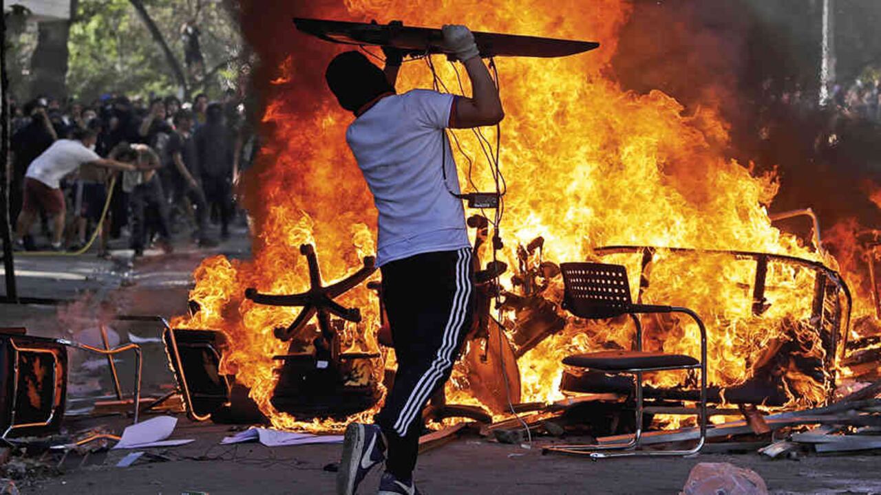Santiago envuelta en una gran llamarada. Casi todas las estaciones del metro, destruidas; carros, casas y edificios gubernamentales, quemados, entre otros. Las redes sociales cumplieron un papel fundamental. En minutos, miles de personas llegaron a diferentes partes de la ciudad para apoyar las manifestaciones.