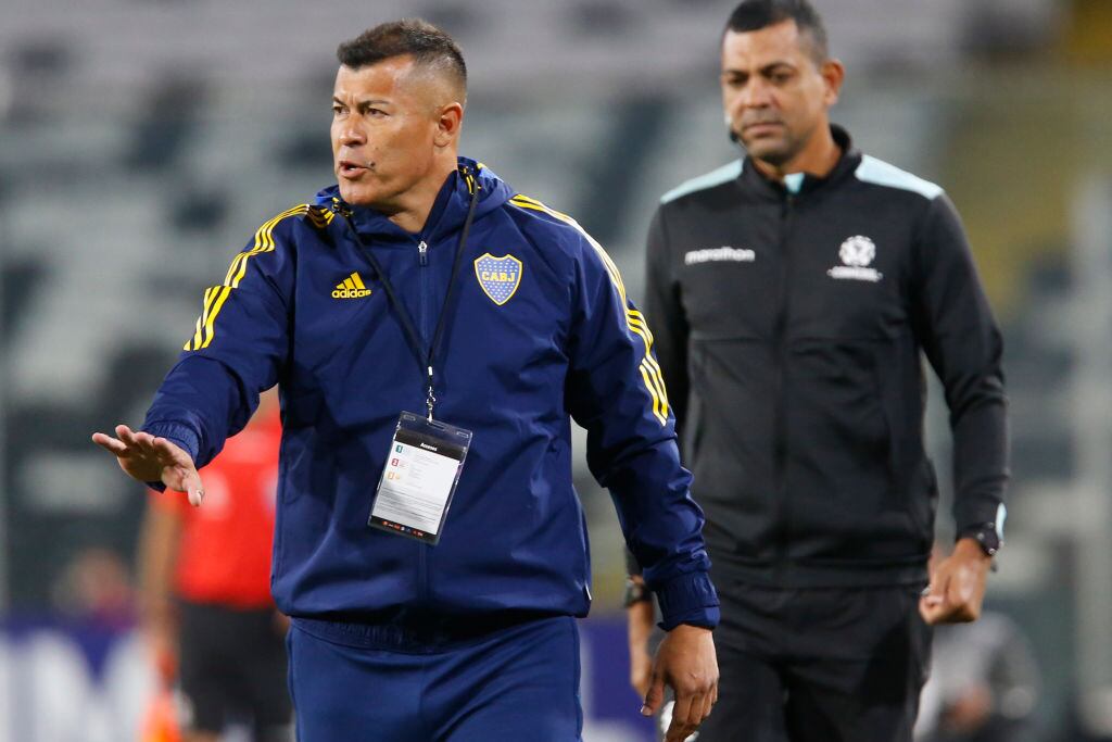 SANTIAGO, CHILE - MAY 03: Head Coach Jorge Almirón of Boca Juniors gestures during the Copa CONMEBOL Libertadores 2023 group F match between Colo Colo and Boca Juniors at Monumental Stadium David Arellano on May 3, 2023 in Santiago, Chile. (Photo by Marcelo Hernandez/Getty Images)