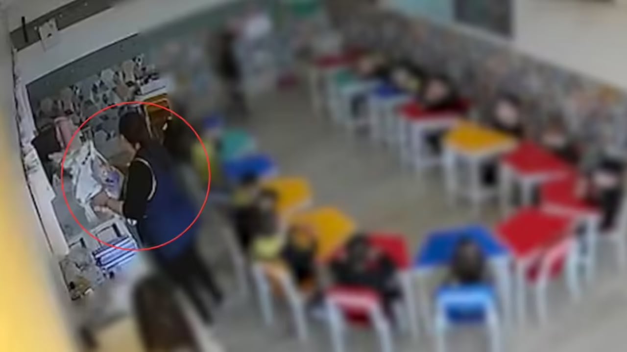 Profesora golpea a niño de 4 años con libros en colegio privado de Brasil y desata fuerte indignación