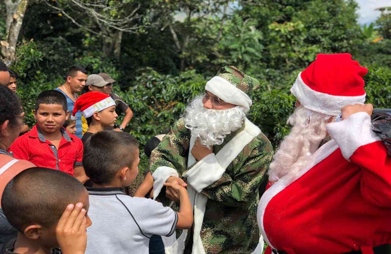 Los soldados Horus del Batallón de Artillería n°4 ‘Coronel Jorge Eduardo Sánchez Rodríguez’ de la Cuarta Brigada fueron los encargados de preparar a la comunidad para la llegada de los regalos.