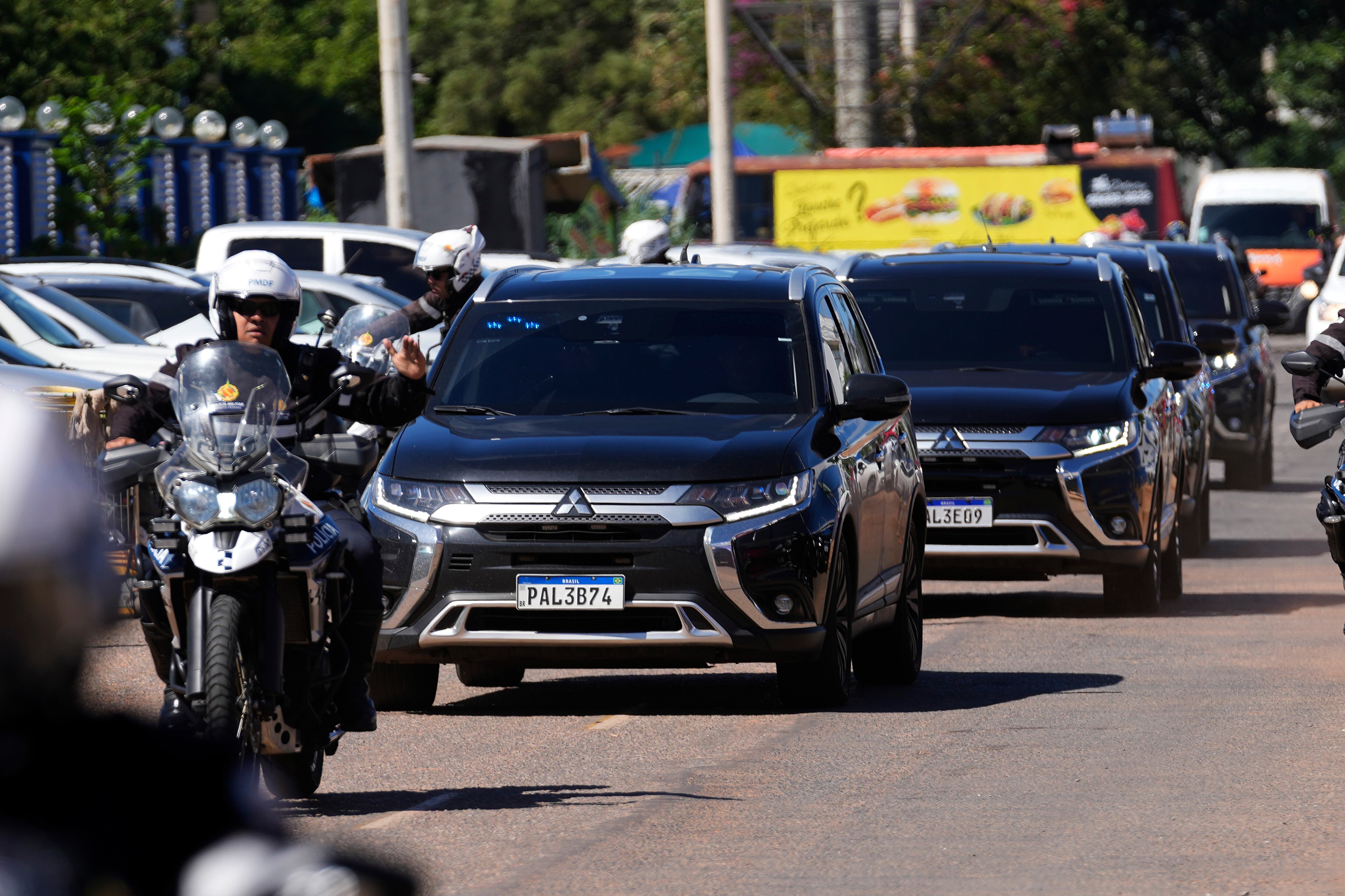 Un convoy de vehículos de la Policía Federal transporta al expresidente Jair Bolsonaro desde la prisión a un hospital en Brasilia, Brasil