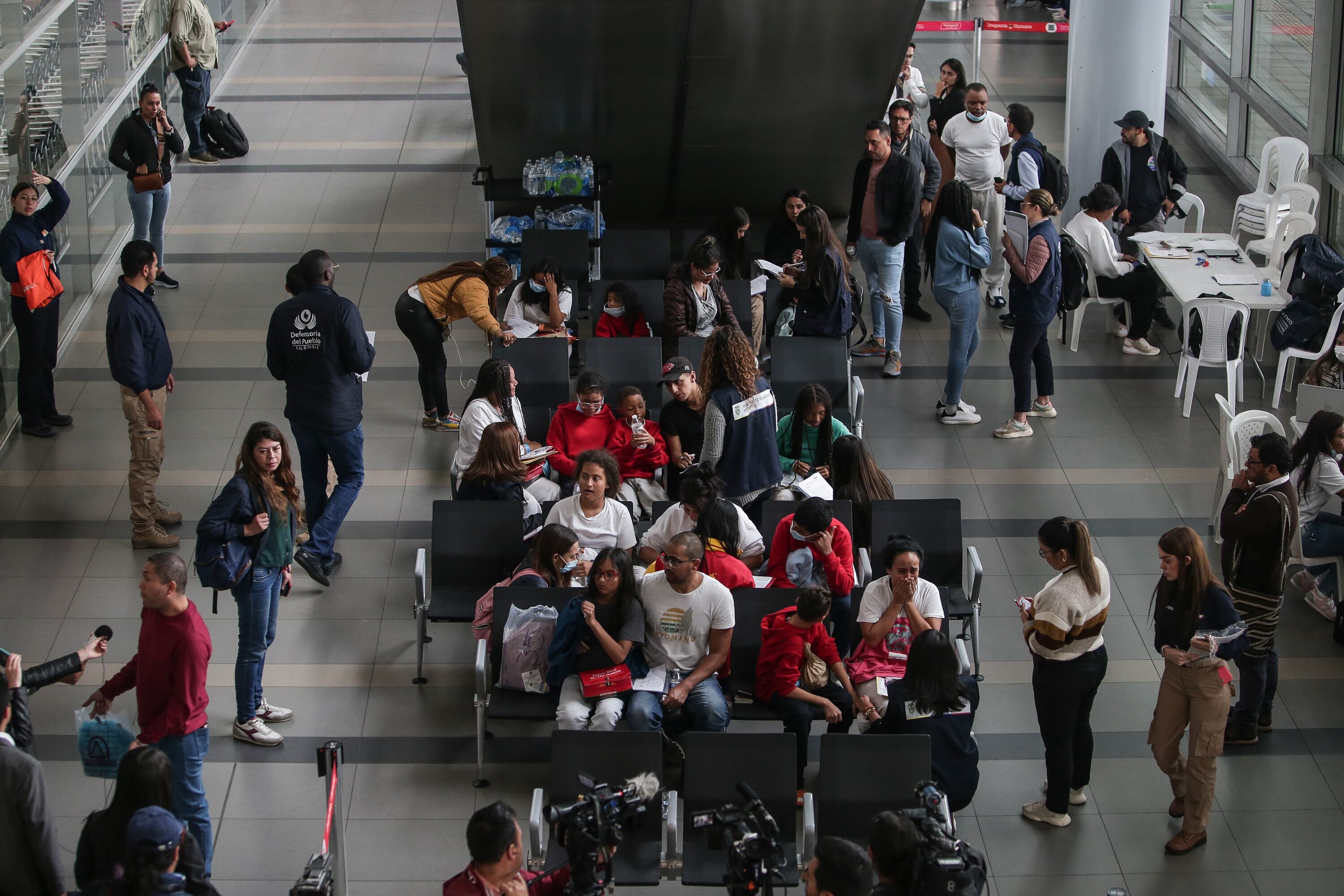 Varias familias son atendidas por Migración Colombia y la Defensoría del pueblo en el Aeropuerto Internacional El Dorado, luego de ser retornadas desde los Estados Unidos.