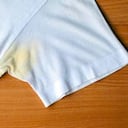 Las manchas amarillas pueden ser causadas por diversos factores, como el sudor, los productos químicos en los desodorantes, el contacto con superficies sucias, entre otros.