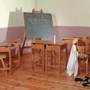 EL SALÓN DE CLASES: Tacones en punta, camisas de hombre, bragas y vibradores fueron algunas de las cosas que utilizaron las ‘colegialas’ para la escena que se grabó en este set. Jo confiesa que limpiar ese “desastre” fue como recoger evidencia en la escena de un crimen.