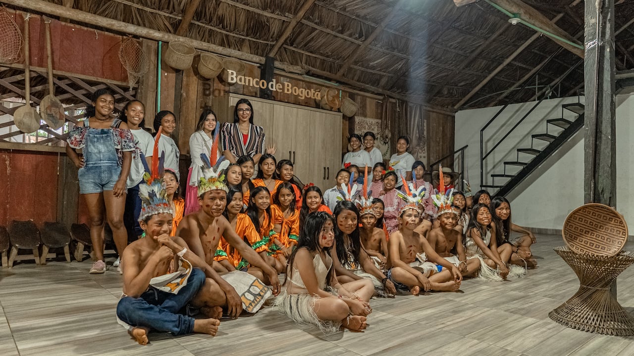 La iniciativa Tarjeta Débito Amazonía del Banco de Bogotá conecta a los usuarios con acciones de restauración ambiental mediante la siembra de árboles.