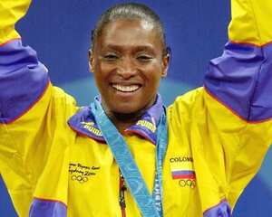 Septiembre, 2000 - Medalla de oro de la pesista María Isabel Urrutia en los juegos Olímpicos de Sídney.