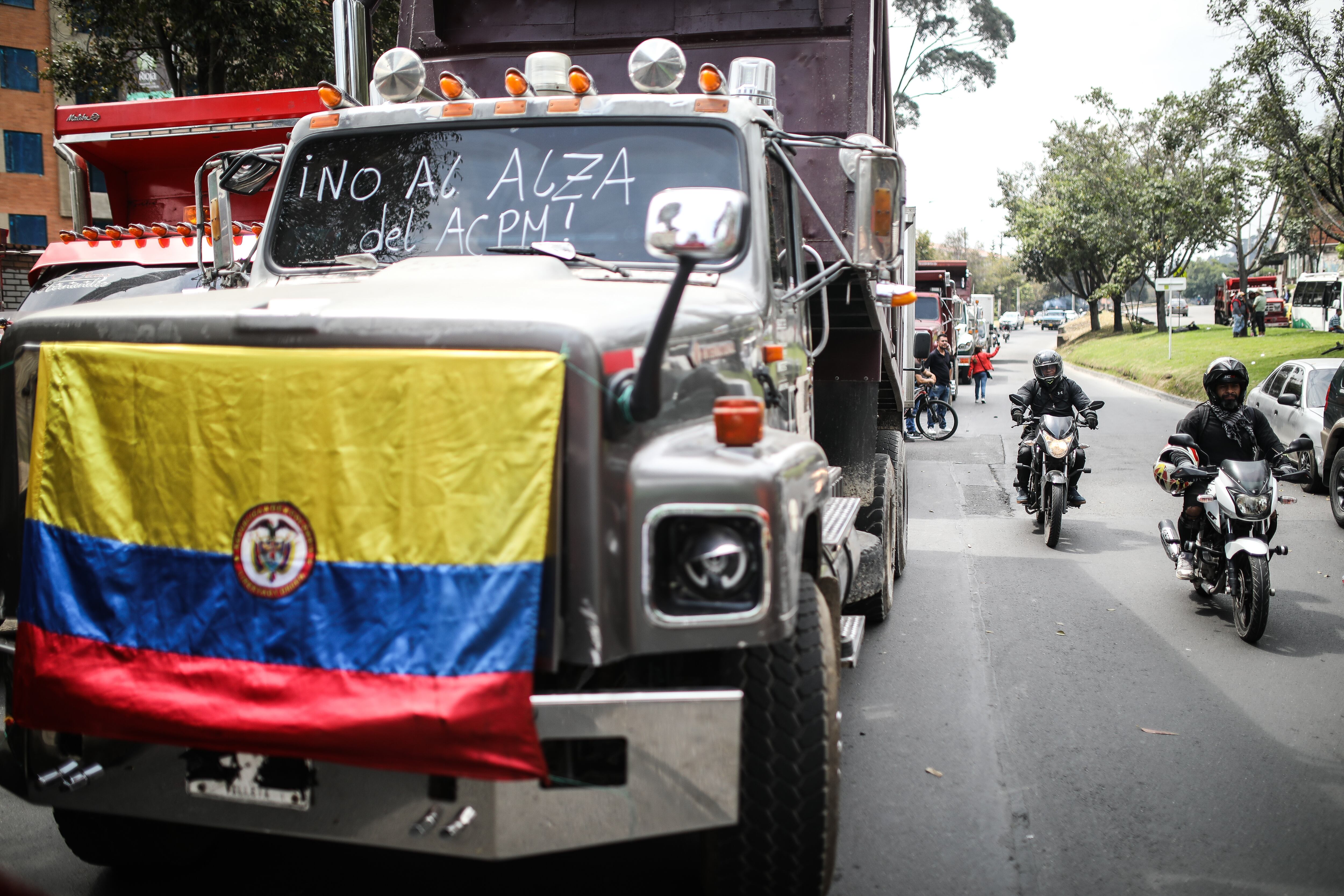 Paro de transportes y camiones en Cra 7 con Calle 170