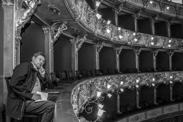 La actividad consiste en invitar un autor internacional a recorrer Bogotá mínimo por 10 días. El escritor mexicano Elmer Mendoza visitó la ciudad en el mes de julio. 