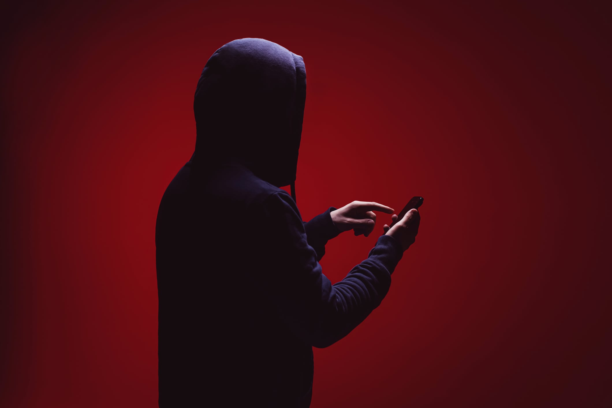 Los estafadores suelen presentar pedidos urgentes para obtener el número que activa WhatsApp en otro dispositivo.