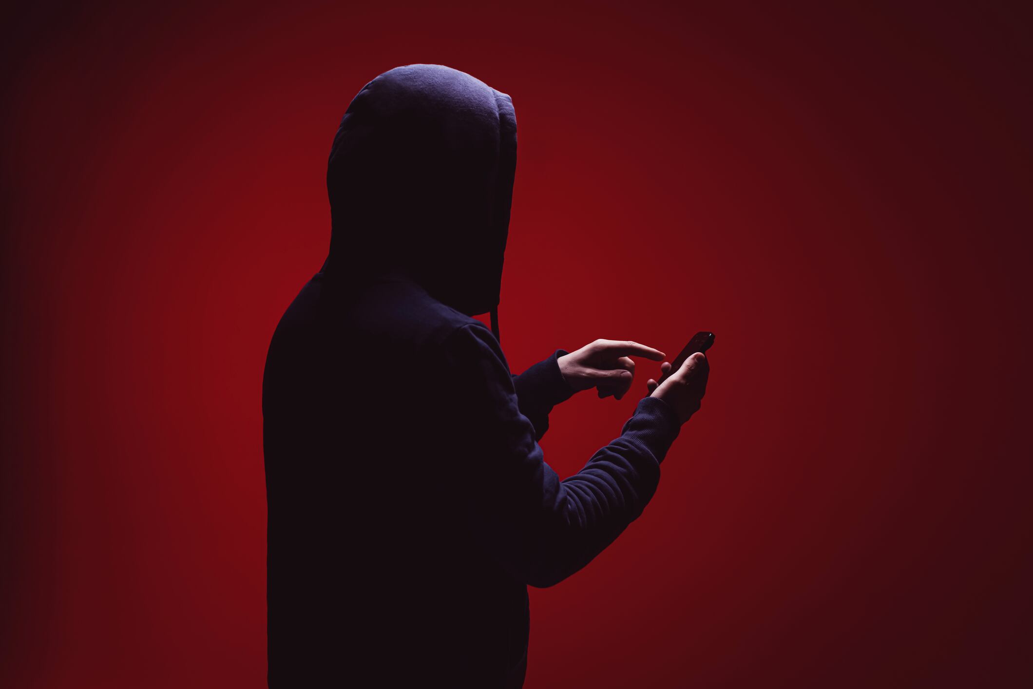 Los estafadores suelen presentar pedidos urgentes para obtener el número que activa WhatsApp en otro dispositivo.