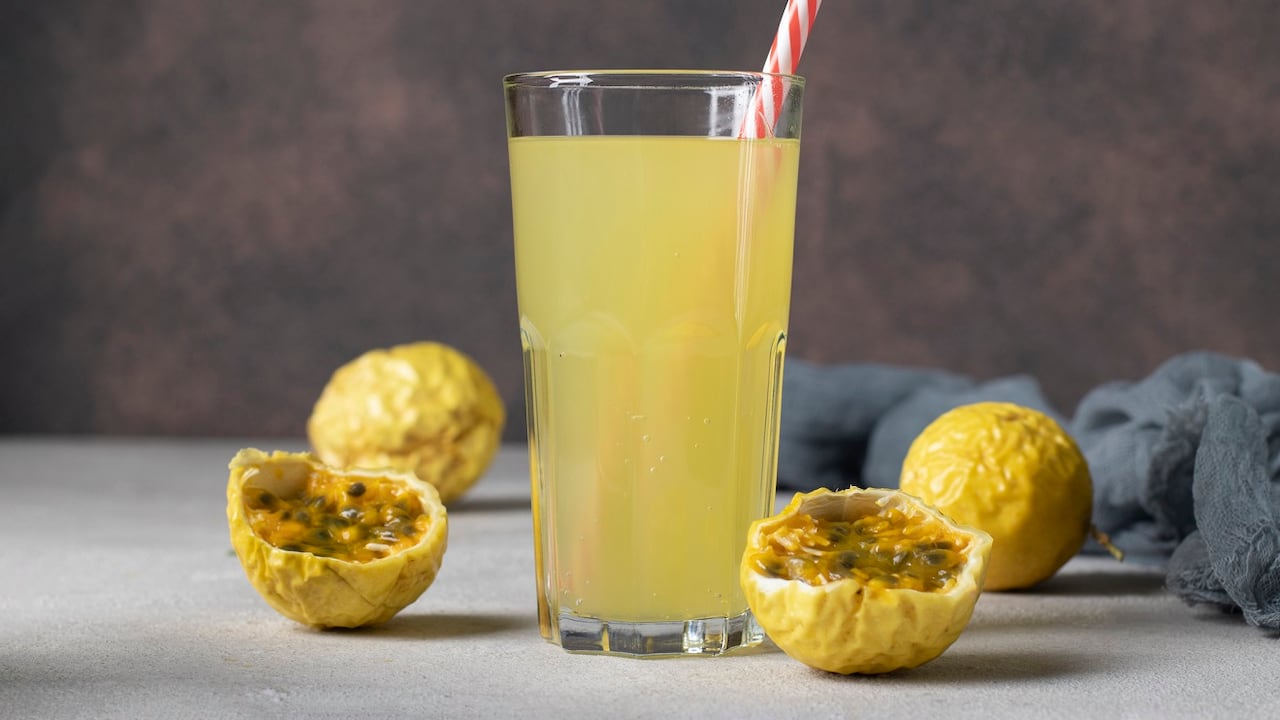 El maracuyá, una fruta originaria de Brasil que hace grandes aportes nutricionales al cuerpo, pero además cuenta con muchas propiedades antioxidantes, sedativas y ansiolíticas, como por ejemplo calmar la ansiedad, el estrés y el insomnio.