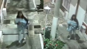 Imagen del momento en el que la mujer abandona al pequeño.