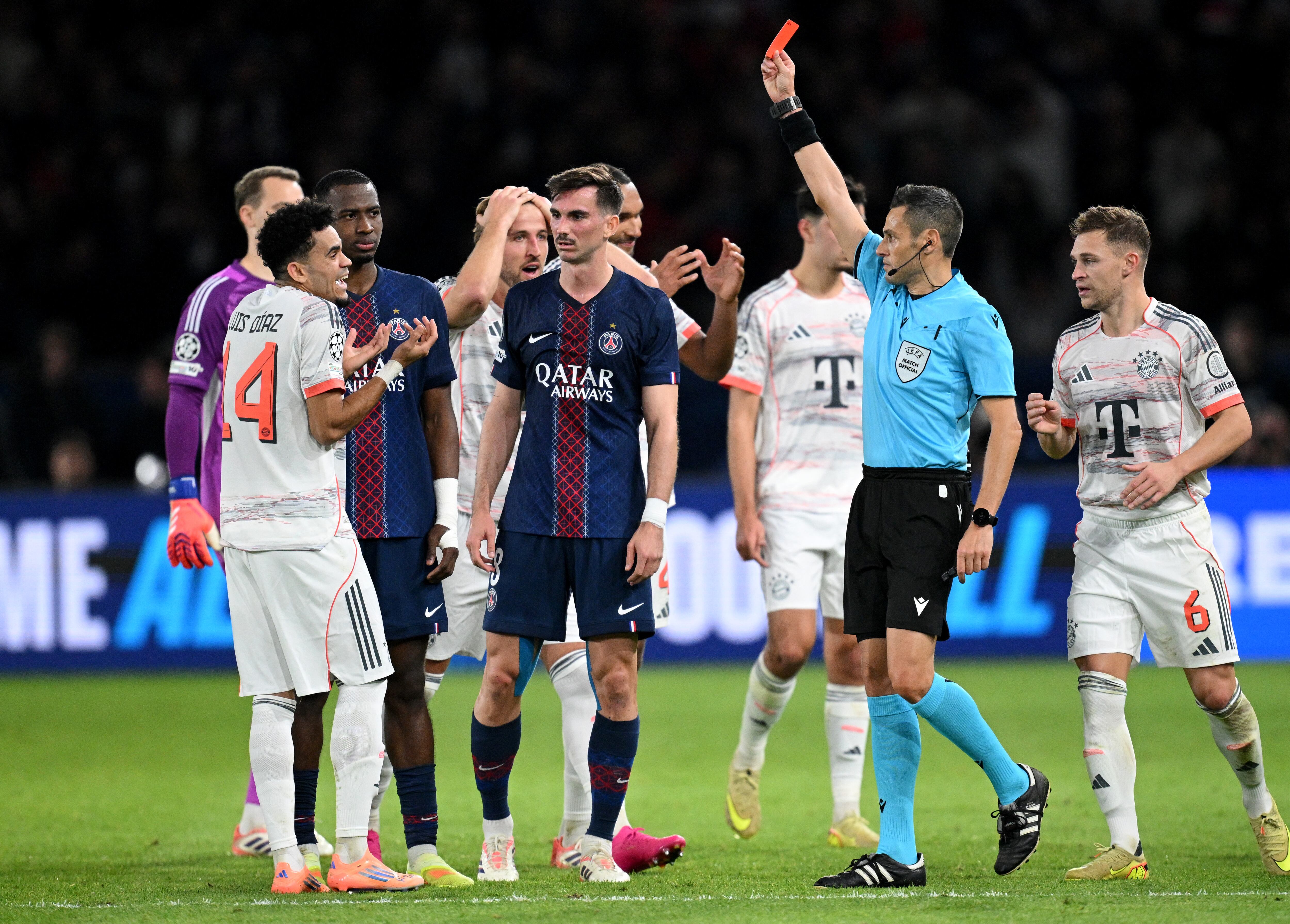 PARIS, FRANCE - NOVEMBER 04: Referee Maurizio Mariani shows a red card to Luis Diaz of Bayern Munich for a foul on Achraf Hakimi of Paris Saint-Germain (not pictured) following a VAR review during the UEFA Champions League 2025/26 League Phase MD4 match between Paris Saint-Germain and FC Bayern M�nchen at Parc des Princes on November 04, 2025 in Paris, France. (Photo by Stuart Franklin/Getty Images) (Photo by STUART FRANKLIN / GETTY IMAGES EUROPE / Getty Images via AFP)