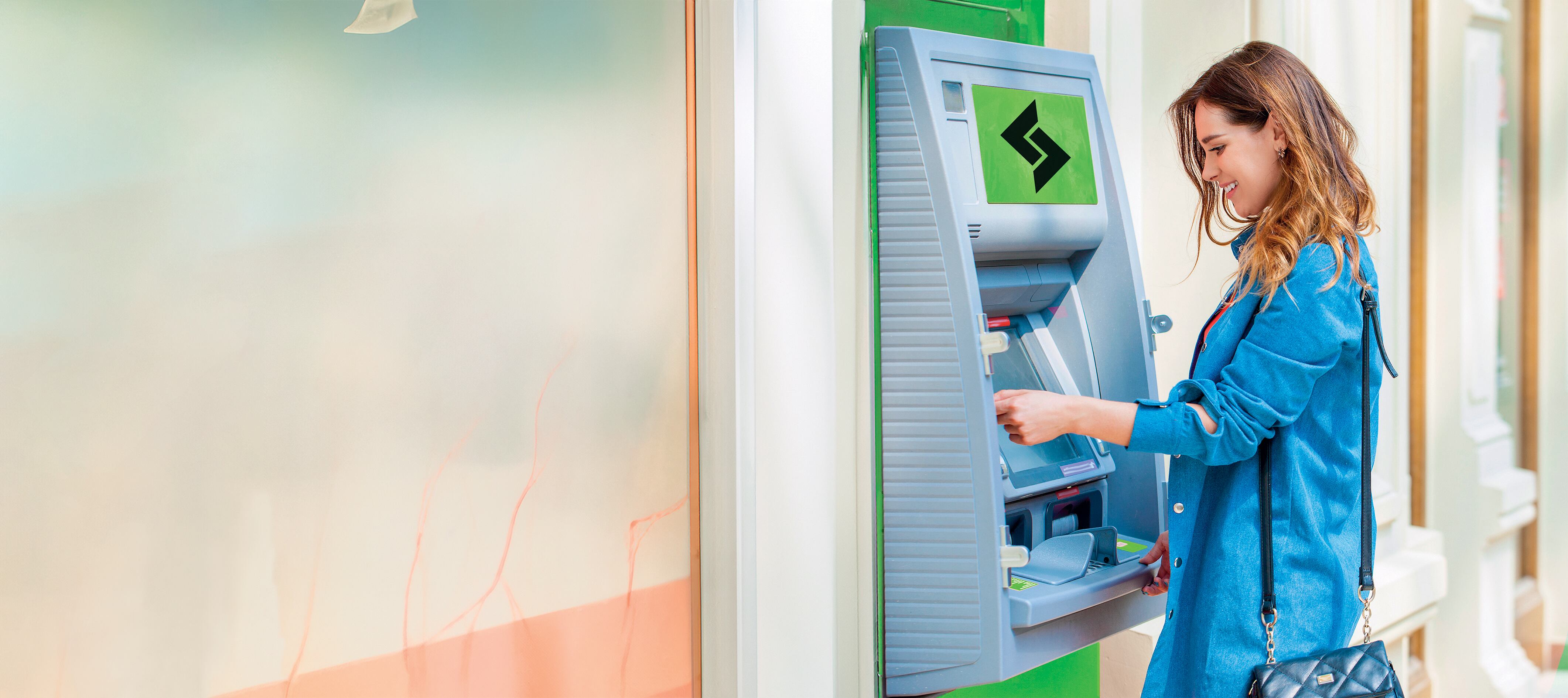 Confiar estableció una alianza estratégica con la red Servibanca, la cual permite operar su tarjeta débito en una amplia red de cajeros electrónicos distribuidos en todo el país.