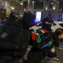 Policías rusos detienen a una mujer en San Petersburgo. - Foto: Reuters