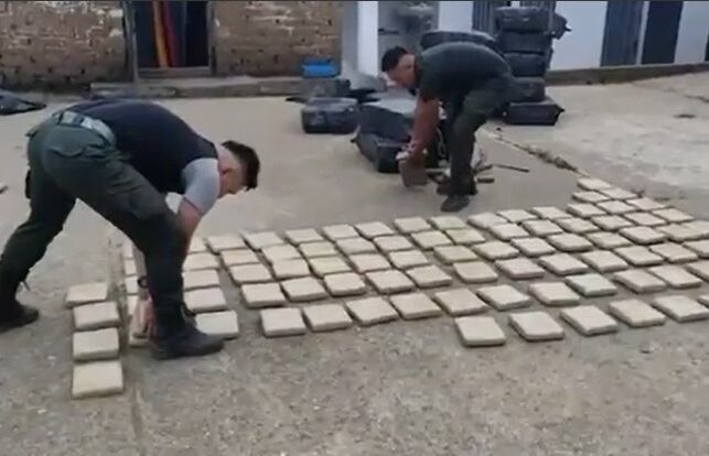 Los policías buscan trasladar el cargamento incautado y el capturado a una de las sedes de la Fiscalía General de la Nación.