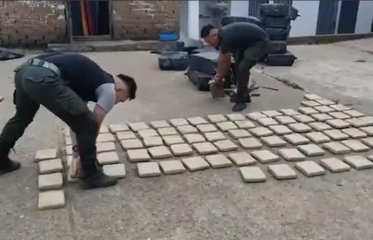 Los policías buscan trasladar el cargamento incautado y el capturado a una de las sedes de la Fiscalía General de la Nación.