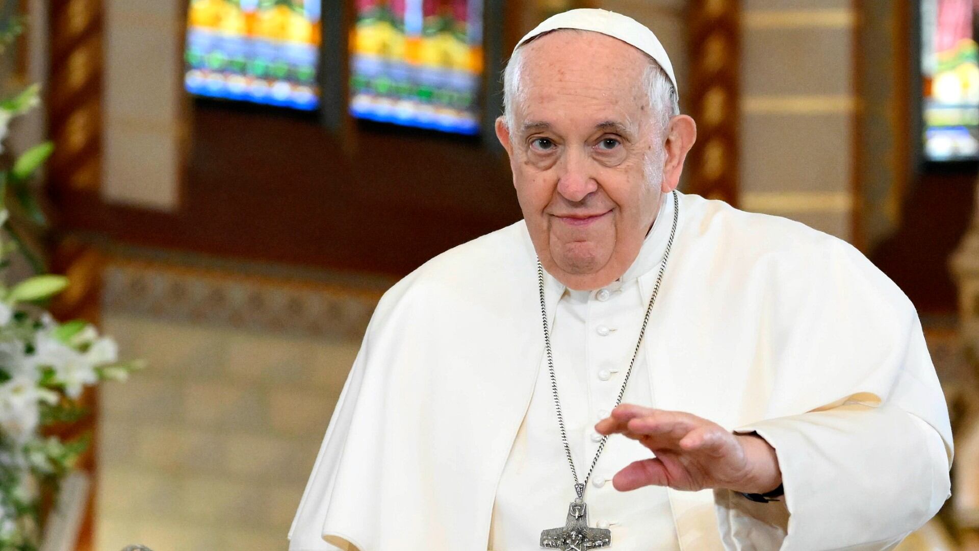 El papa llegó a Hungría para una visita de tres días.
