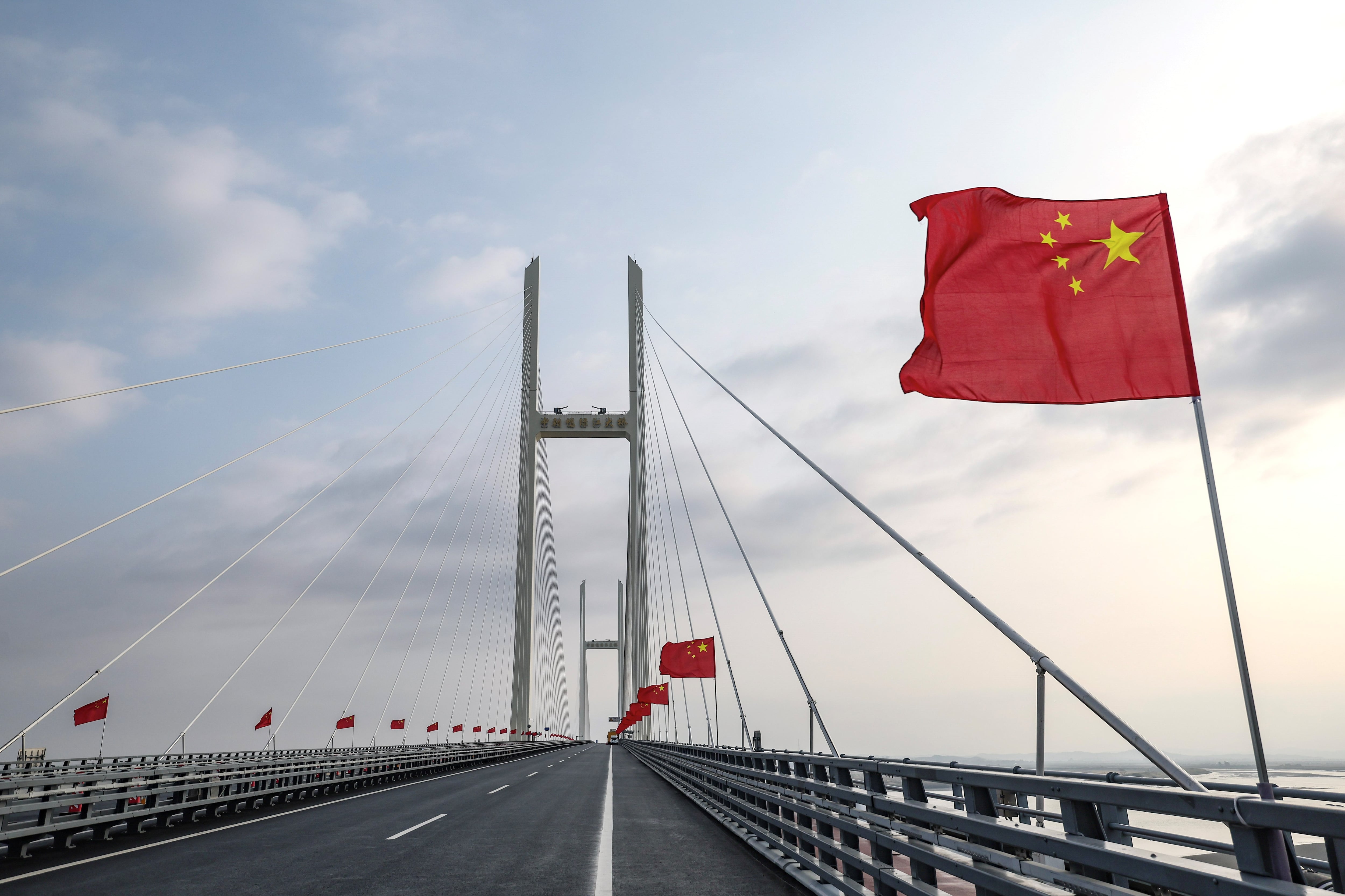 Esta fotografía, tomada el 15 de octubre de 2026, muestra un nuevo puente sobre el río Yalu