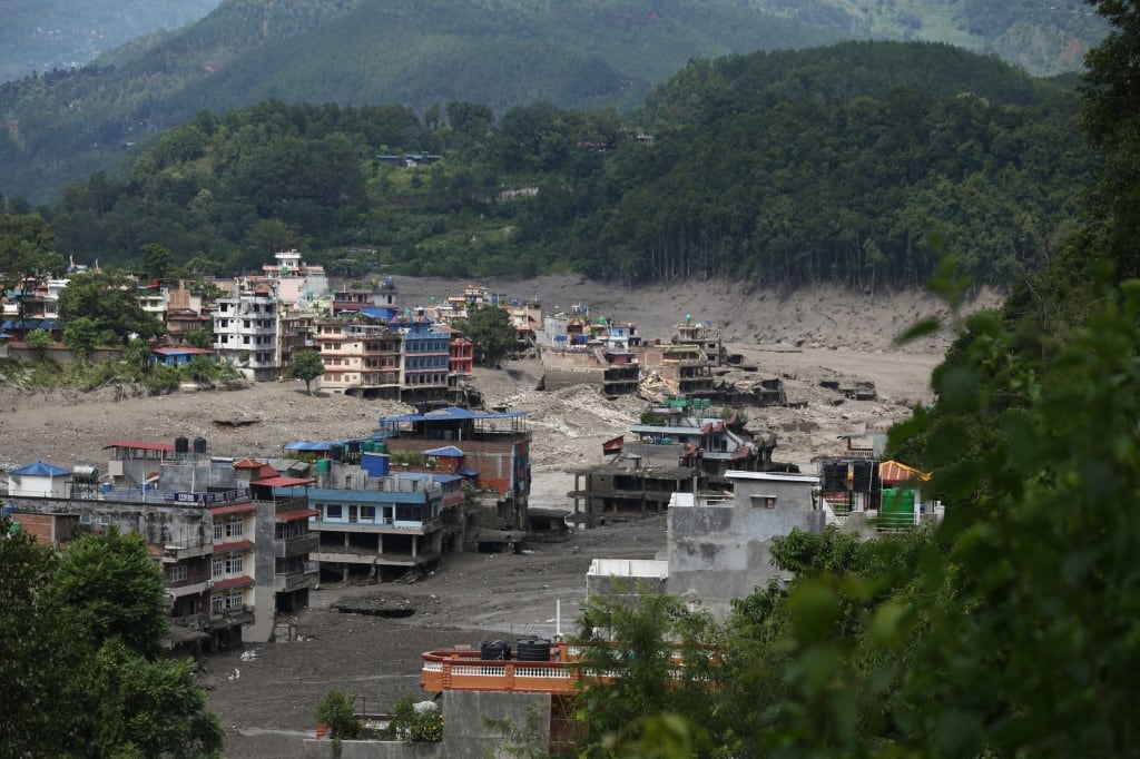 Un tramo de carretera dañado por las inundaciones en Nuwakot, en el centro de Nepal, tras el desbordamiento de un lago glaciar en el Tíbet el 26 de agosto de 2026
