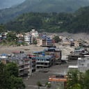 Un tramo de carretera dañado por las inundaciones en Nuwakot, en el centro de Nepal, tras el desbordamiento de un lago glaciar en el Tíbet el 26 de agosto de 2026