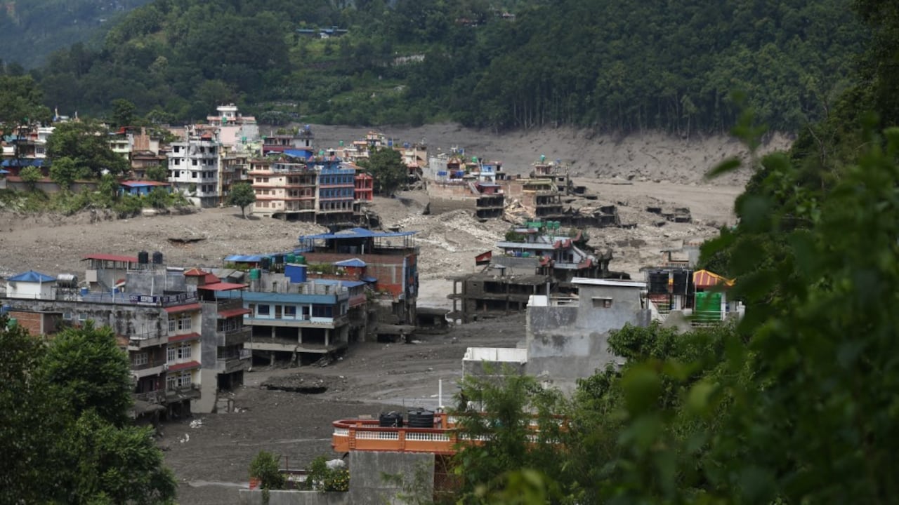 Un tramo de carretera dañado por las inundaciones en Nuwakot, en el centro de Nepal, tras el desbordamiento de un lago glaciar en el Tíbet.