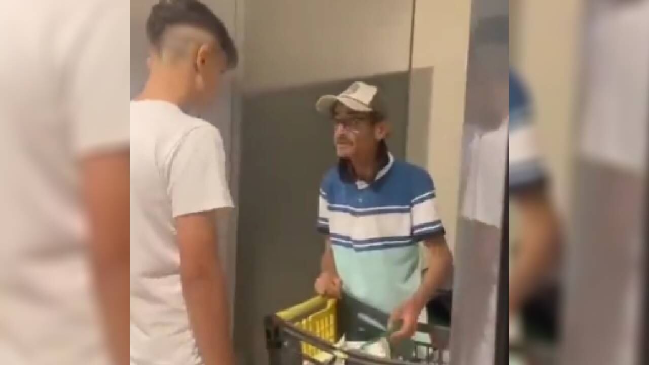 La escena generó indignación en redes sociales.