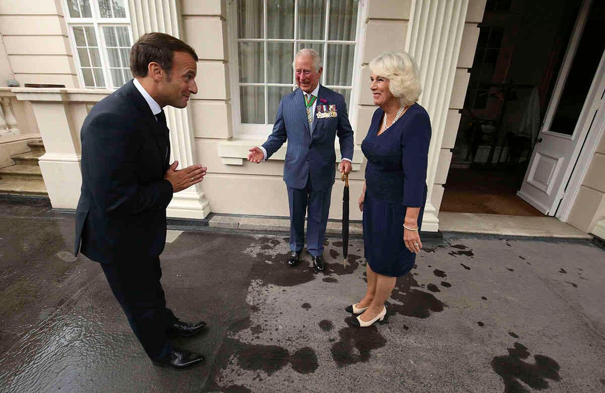 El príncipe Carlos y su esposa, Camila, duquesa de Cornualles, dan la bienvenida al presidente francés Emmanuel Macron a Clarence House, su residencia real en Londres, el 18 de junio. El presidente francés viajó a Londres para conmemorar el día en que De Gaulle entregó su desafiante transmisión hace 80 años, instando a su nación a seguir luchando a pesar de la caída de Francia. Foto: Jonathan Brady / Pool vía AP 