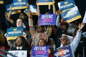 Los asistentes aplauden en un evento de campaña para los demócratas de Georgia el 28 de octubre de 2022 en College Park, Georgia. El expresidente Barack Obama está en Georgia en apoyo de los candidatos demócratas, alentando a los votantes a participar. Elijah Nouvelage/Getty Images/AFP (Foto de Elijah Nouvelage/GETTY IMAGES NORTH AMERICA/Getty Images vía AFP)