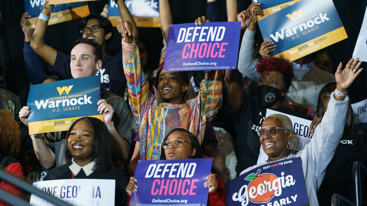 Los asistentes aplauden en un evento de campaña para los demócratas de Georgia el 28 de octubre de 2022 en College Park, Georgia. El expresidente Barack Obama está en Georgia en apoyo de los candidatos demócratas, alentando a los votantes a participar. Elijah Nouvelage/Getty Images/AFP (Foto de Elijah Nouvelage/GETTY IMAGES NORTH AMERICA/Getty Images vía AFP)