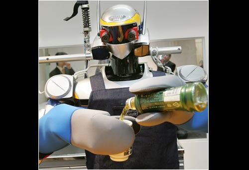 Mientras los clientes hablan con los pilotos que operan a los minirrobots, tres máquinas de una versión de mayor tamaño y forma humanoide se van desplazando por el café, sirviendo bebidas o saludando a los clientes en la entrada del café.