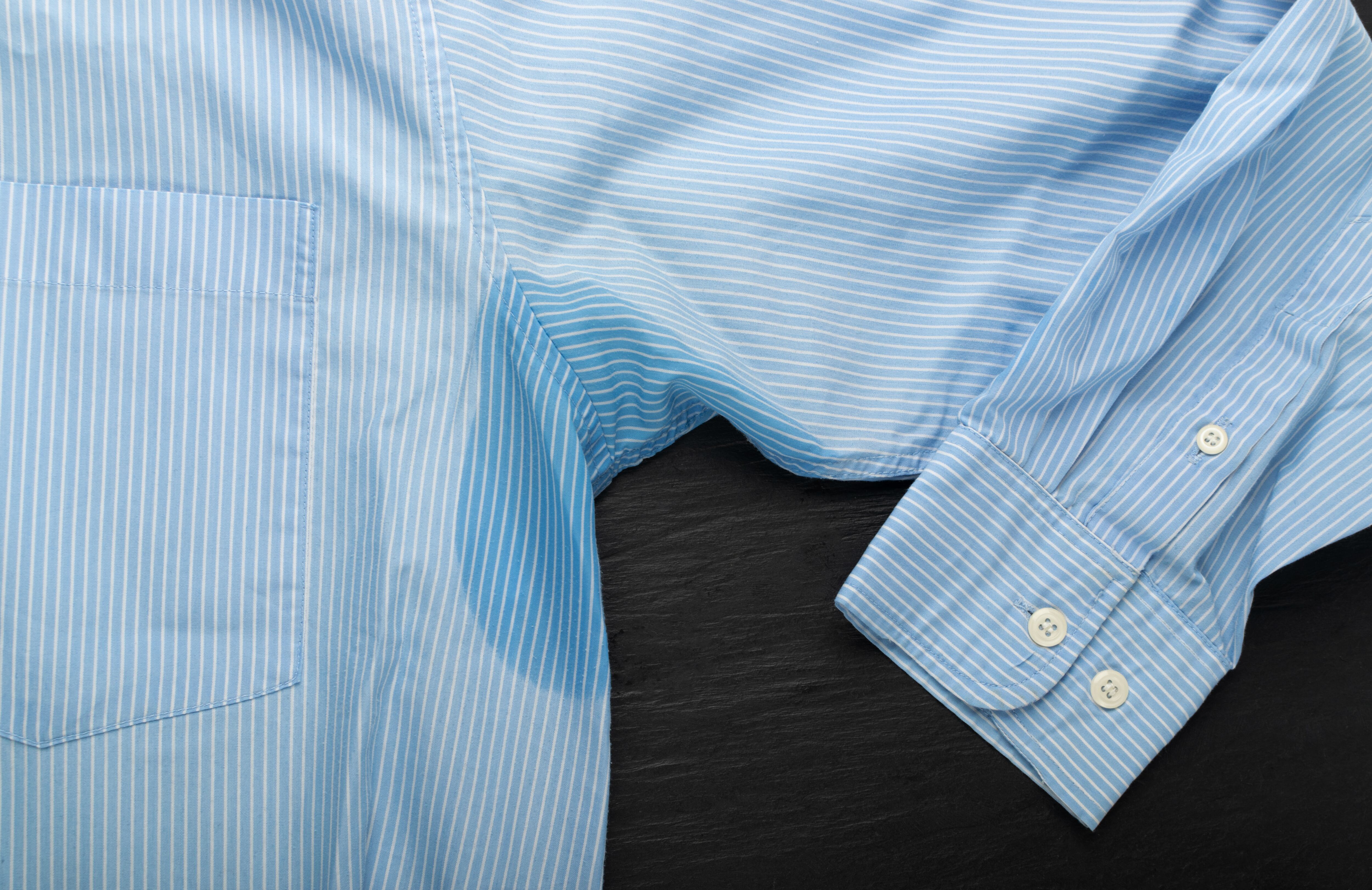 No hay que esperar a que la mancha se vuelva una tortura hasta tener que botar la ropa. Hay que lavar con tiempo y a mano de ser necesario. Foto: Getty Images