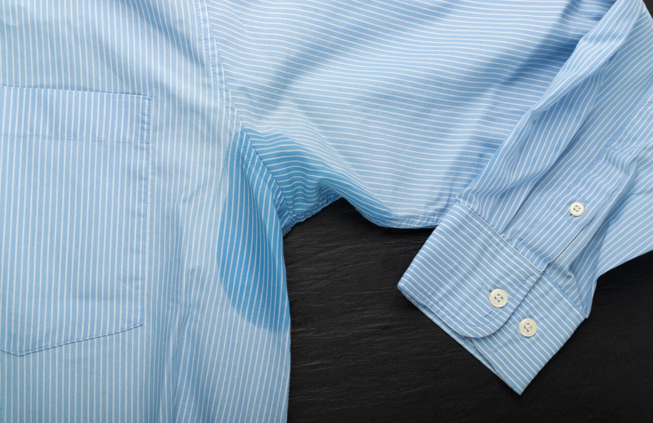 No hay que esperar a que la mancha se vuelva una tortura hasta tener que botar la ropa. Hay que lavar con tiempo y a mano de ser necesario. Foto: Getty Images