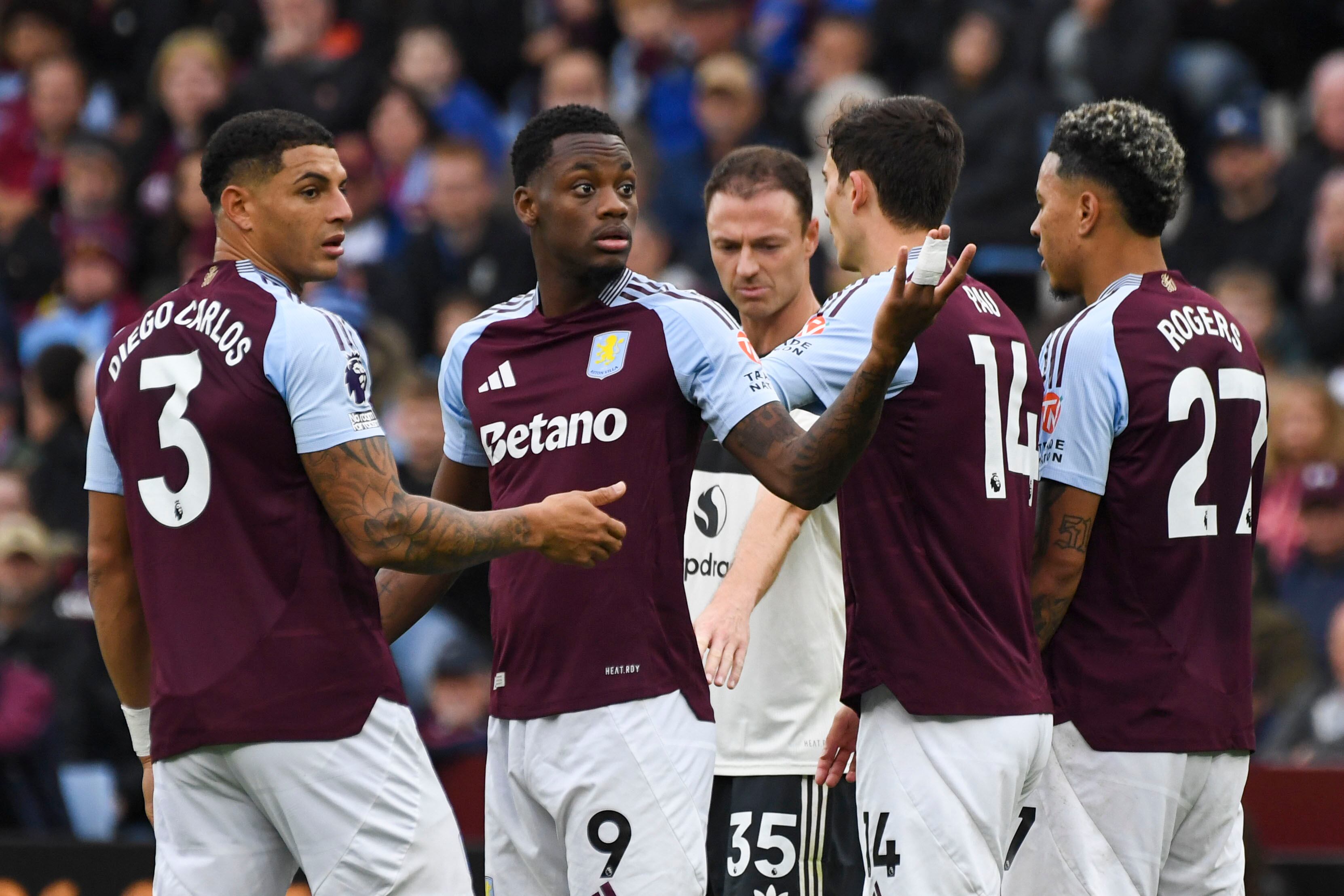 Aston Villa's Jhon Duran, second left, speaks with teammates during the English Premier League soccer match between Aston Villa and Manchester United, at Villa Park in Birmingham, England, Sunday, Oct. 6, 2024. (AP Photo/Rui Vieira)