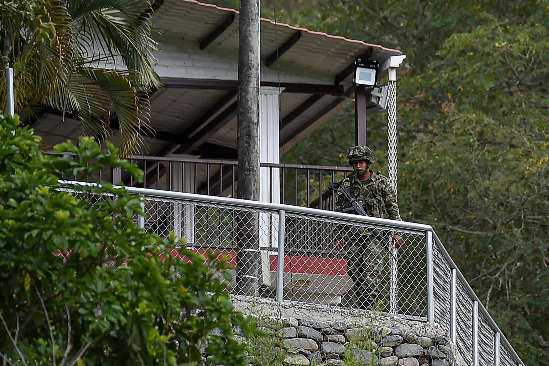 Soldados vigilan la casa de Buga donde hombres armados abrieron fuego contra un grupo de jóvenes.