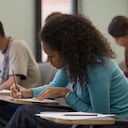 Estudiantes adelantando un examen escrito - Foto de referencia