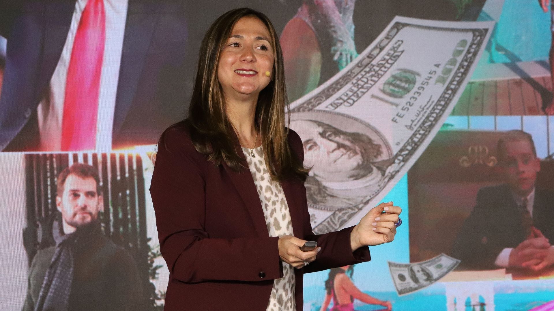 Los miedos financieros se transmiten de generación en generación y se manifiestan en heridas emocionales: temor al abandono, miedo a no ser aceptadas, inseguridad para cobrar lo que realmente vale el trabajo, dificultad para disfrutar lo que se gana por miedo al juicio o la crítica.