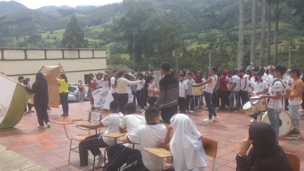 Más de 300 estudiantes sin colegio.