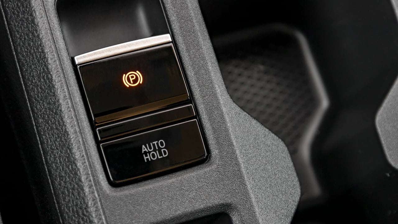 El sistema auto hold es de gran ayuda para evitar que los vehículos se rueden en pendiente y en los constantes trancones.