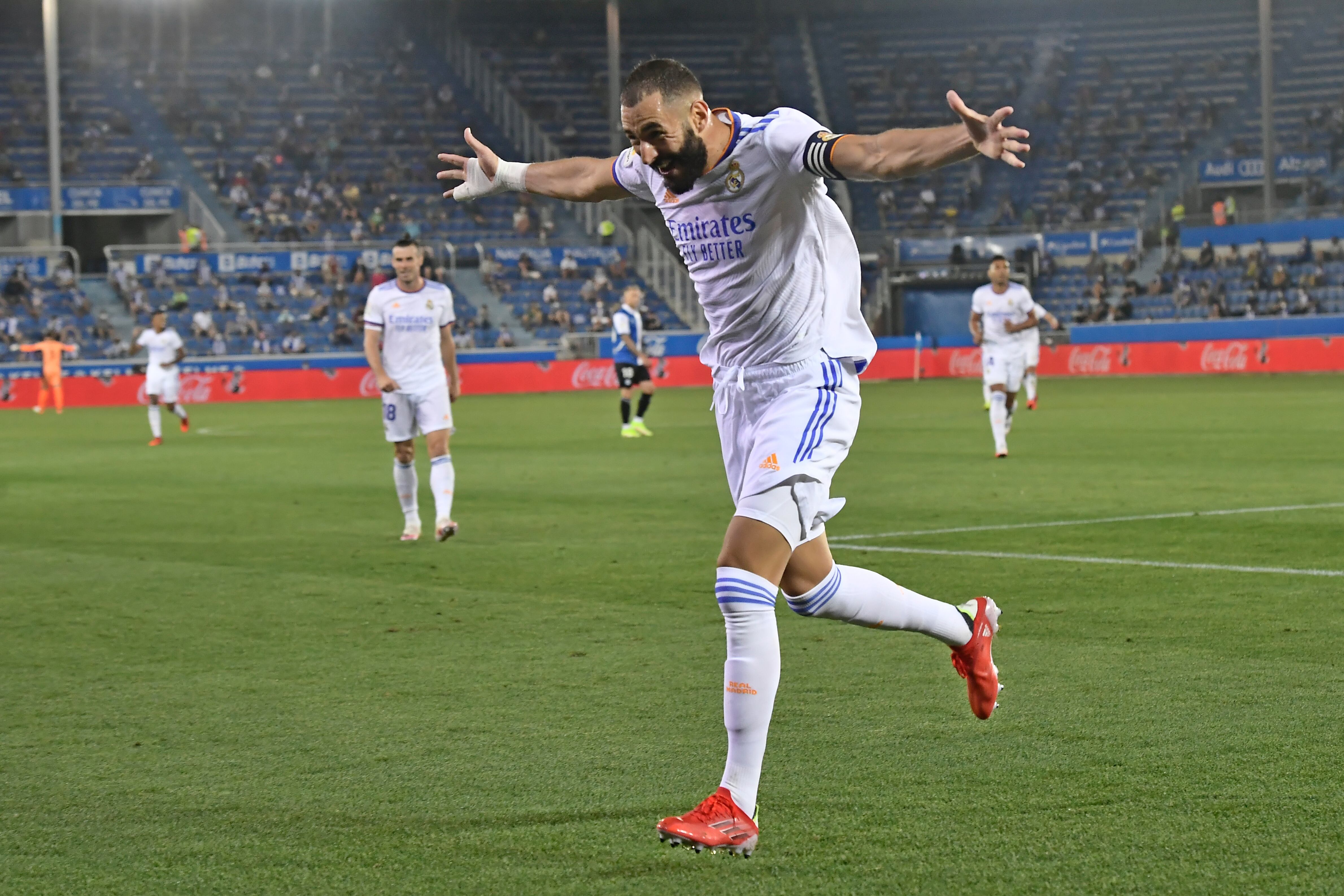 Con un triplete de Benzema, Real Madrid arrolla al Almería