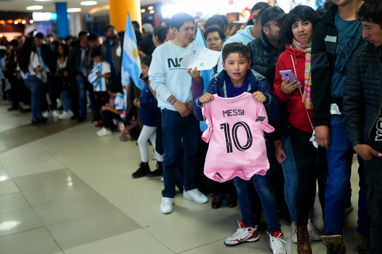 Un niño muestra una camiseta del club Inter Miami a la espera del astro Lionel Messi y el resto de la selección de Argentina a su llegada en el aeropuerto en El Alto, el domingo 10 de septiembre de 2023. Argentina enfrenta a Bolivia en las eliminatorias del Mundial.(AP Foto/Juan Karita)