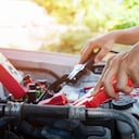 Si el auto no arranca debido a la batería descargada, ¿cómo se puede solucionar esta situación?