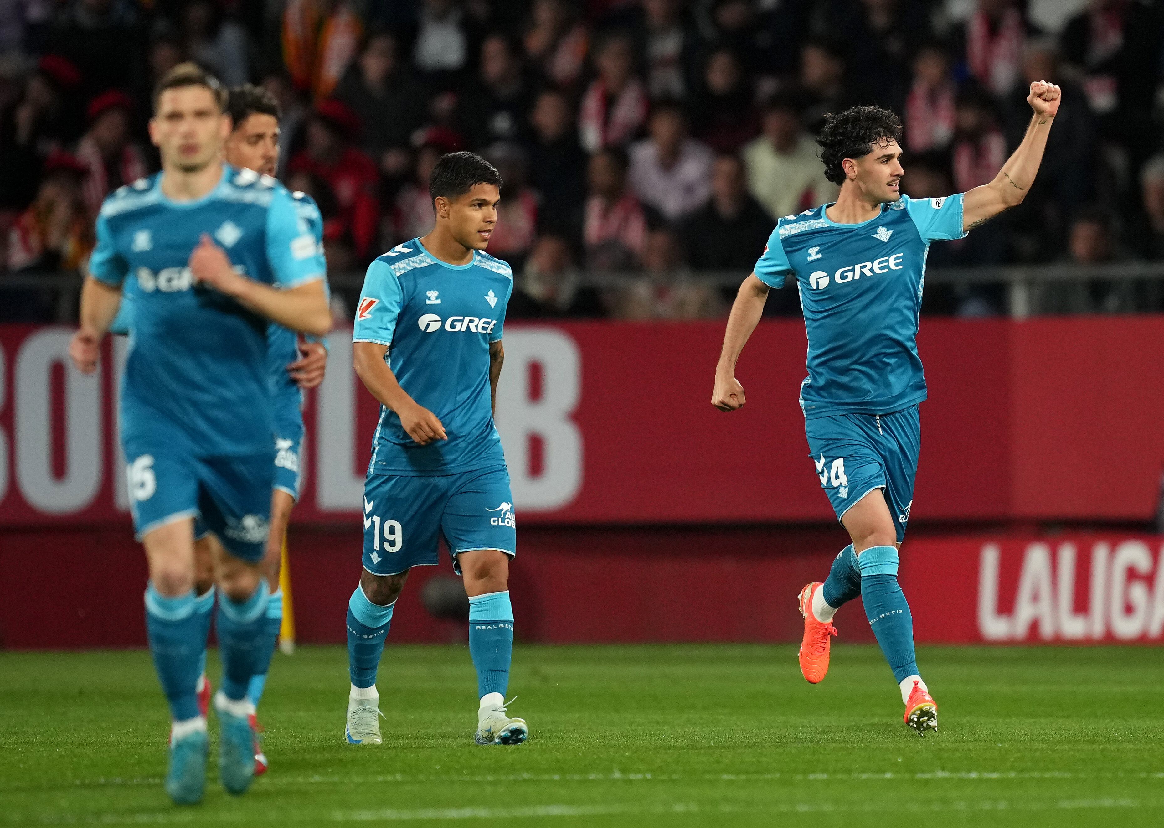 Cucho Hernández (centro) celebrando uno de los tantos de Betis ante Girona.