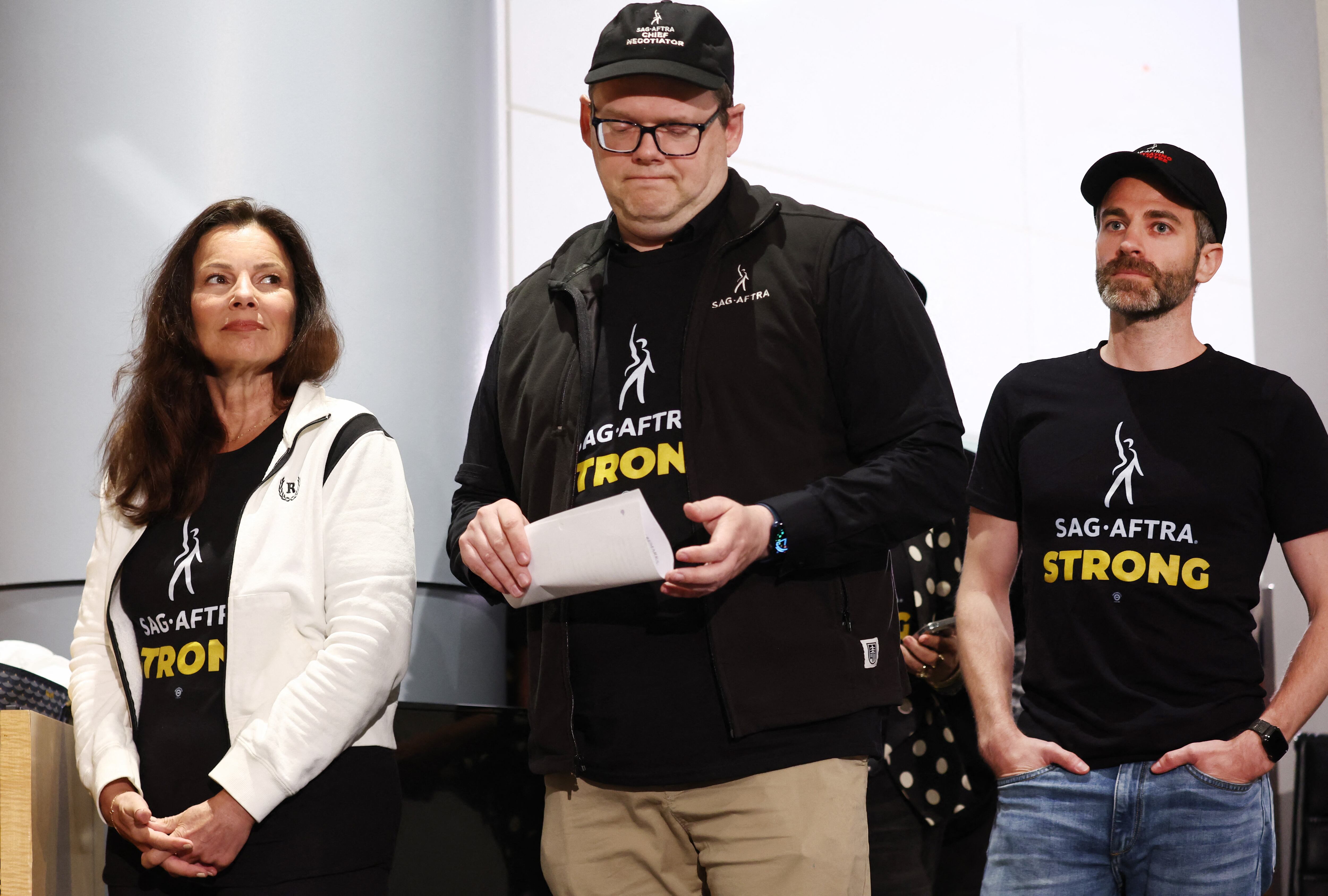 Los miembros de SAG-AFTRA, el sindicato más grande de Hollywood que representa a actores y otros profesionales de los medios, se unirán a los trabajadores en huelga de WGA (Writers Guild of America) a medianoche en la primera huelga conjunta contra los estudios desde 1960. La huelga podría cerrar las producciones de Hollywood.