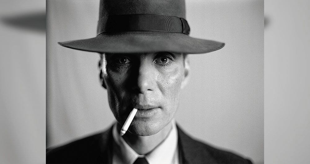 Oppenheimer narra la historia de J. Robert Oppenheimer, un físico y teórico estadounidense de origen alemán, considerado como el “padre de la bomba atómica”