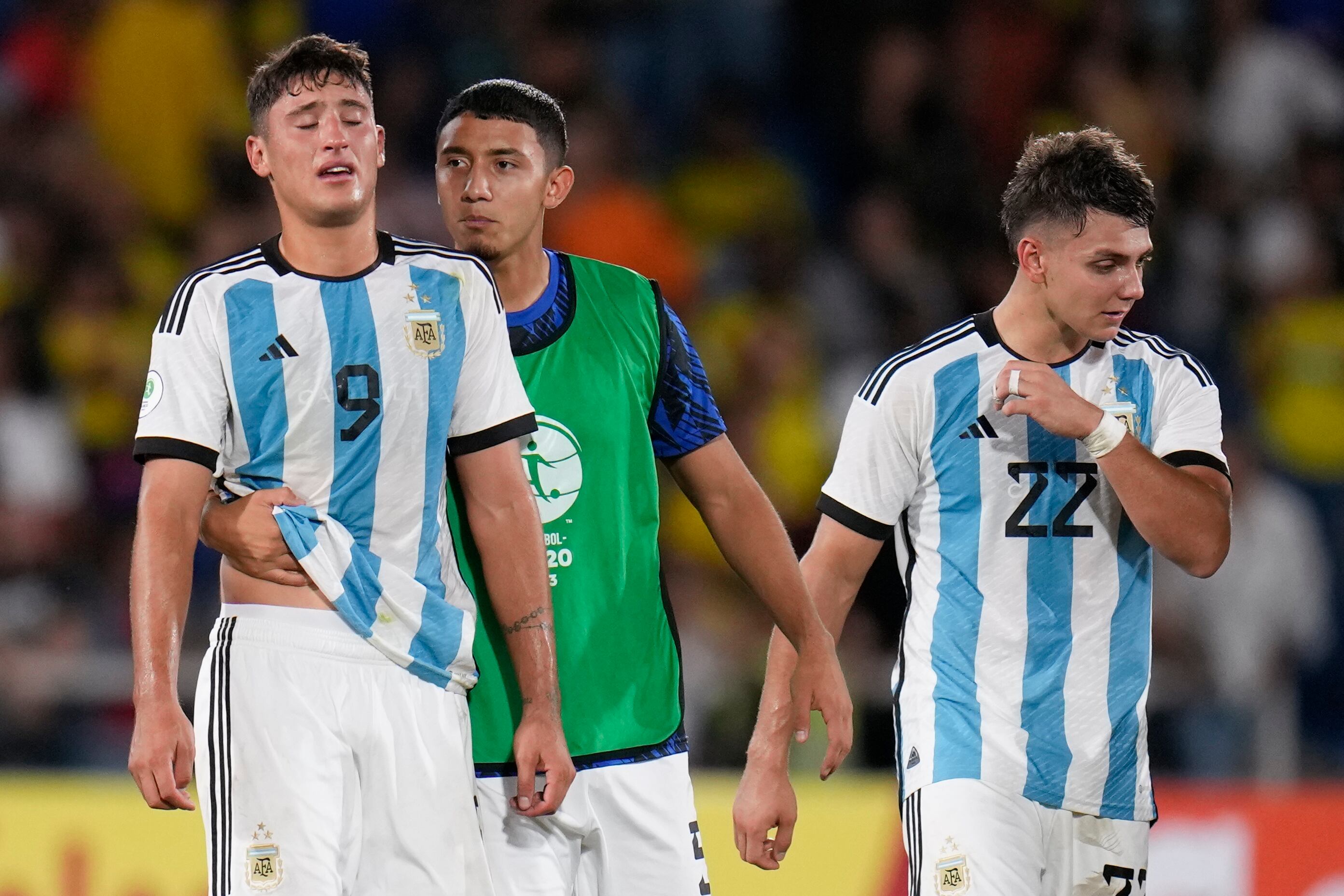 Argentina's Alejo Veliz, left, and teammates leave the field after their 0-1 lost against Colombia in a South America U-20 Championship soccer match in Cali, Colombia, Friday, Jan. 27, 2023. (AP Photo/Fernando Vergara)