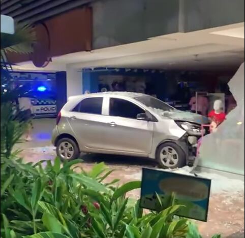 El vehículo impactó contra la fachada de un local comercial.