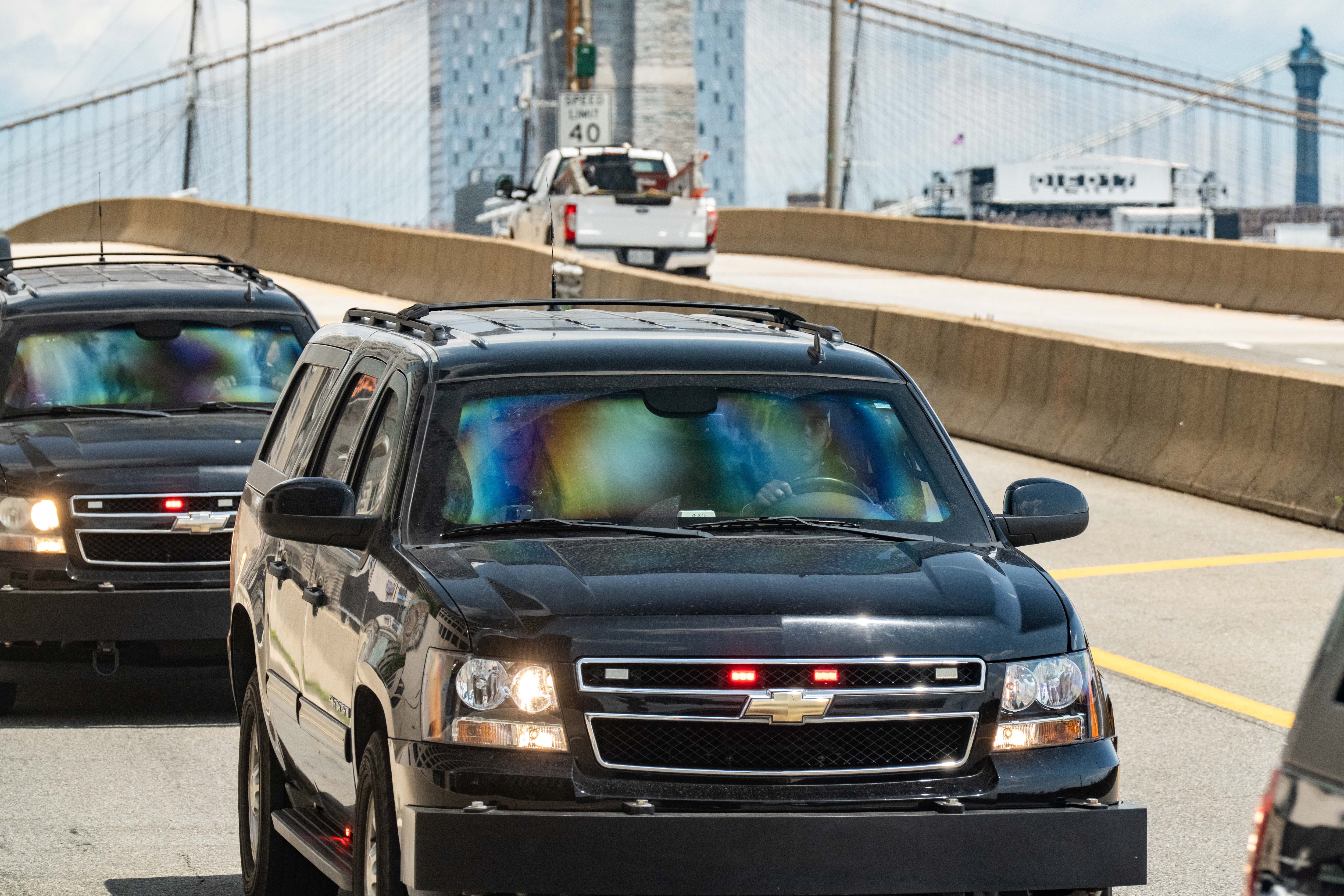 Agentes del Servicio de Alguaciles de Estados Unidos escoltan la caravana que se cree transportaba al expresidente venezolano Nicolás Maduro y a su esposa, Cilia Flores.