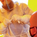 Con todas las medidas de bioseguridad se realiza toma de pruebas
testeo masivo para identificar focos de contagio de COVID-19 profesionales de la salud, pertenecientes a la Subred Integrada de servicios de Salud, han trasladado sus puestos de mando a los barrios con mayor afectación, iniciando por localidad de Kennedy, en donde se venía presentando un alto nivel de contagios
Localidad de Kennedy inicio de la tercera cuarentena por la pandemia del Covid 19
Coronavirus
Bogota julio 23 del 2020
foto Guillermo Torres Reina / Semana